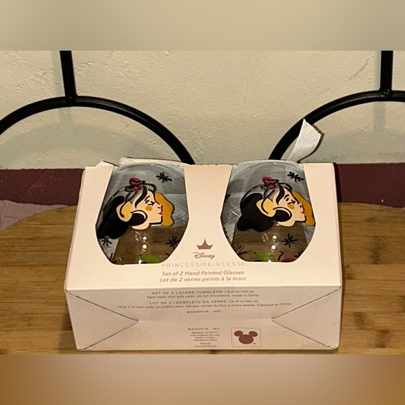 Set of 2 Disney Princess Snow White Hand Painted Wine Glasses Made By Magenta - Picture 5 of 6